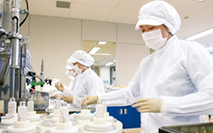 滅菌工程から先の作業は医薬品レベルのクリーンルーム（無菌室）で行われています。